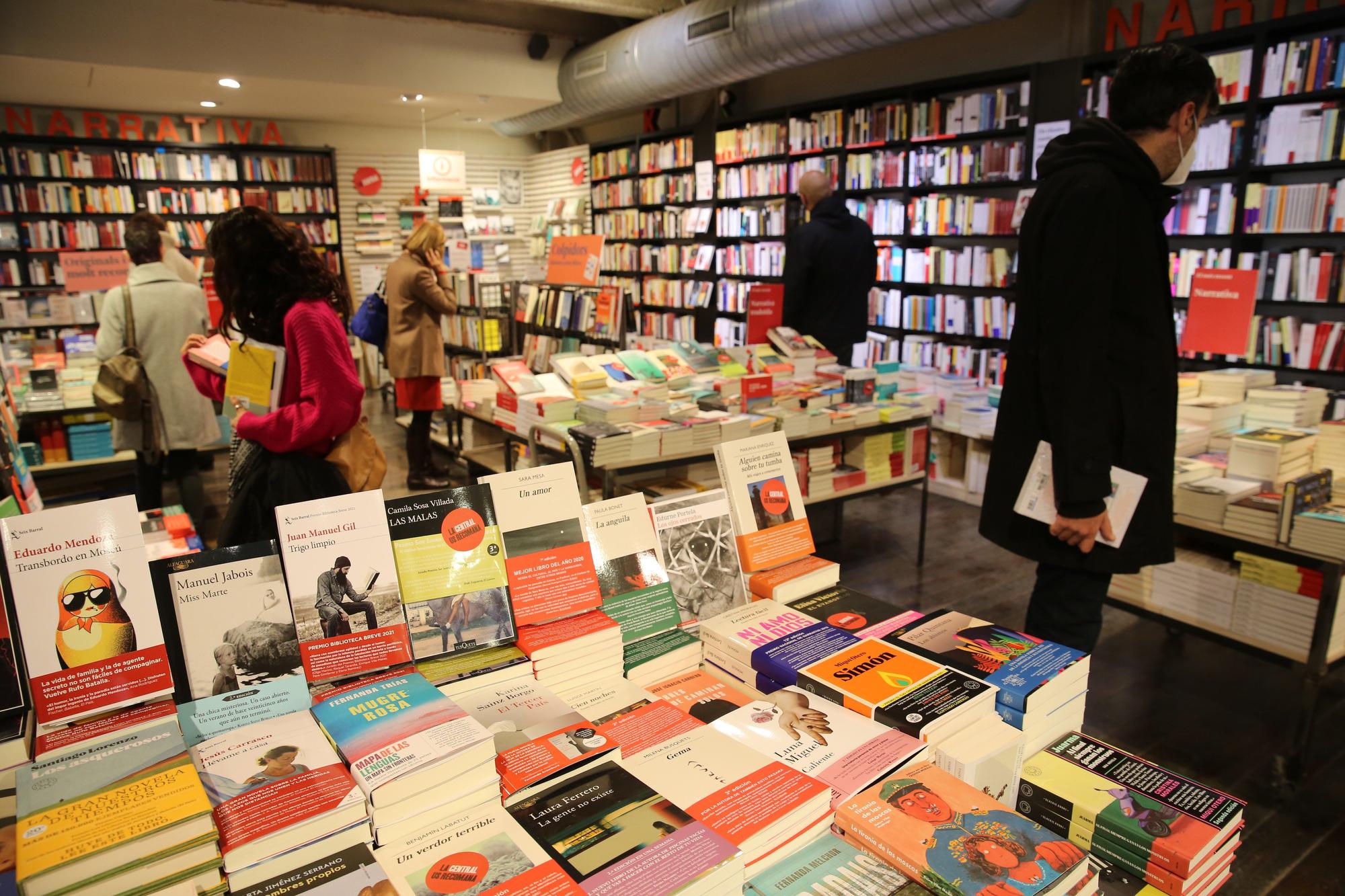 Mesa de novedades en una de las librerías que La Central tiene en Barcelona.