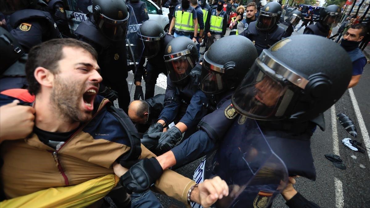 Intervención de la Policía Nacional en la escuela Llull de Barcelona el 1-O.