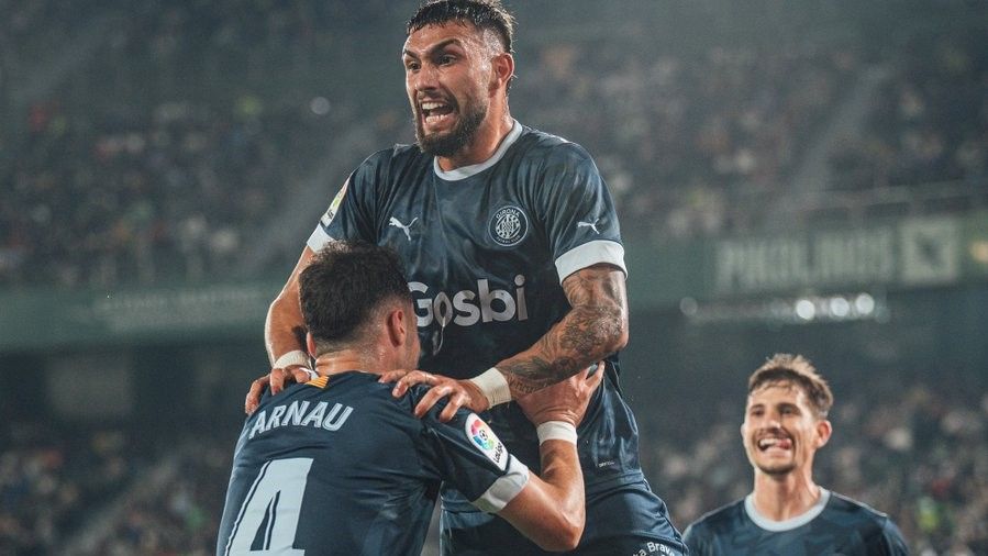 Castellanos celebra el segundo gol del Girona junto a Arnau.