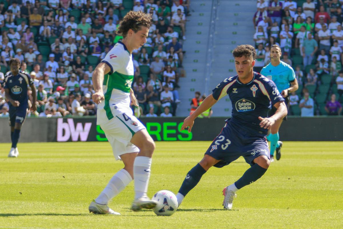 ELCHE (ALICANTE), 11/10/2026.- El extremo del Celta de Vigo Hugo Álvarez (d) intenta arrebatar la posesión del balón al centrocampista del Elche Javi Morcillo (i) durante el partido de LaLiga entre el Elche y el Celta de Vigo que se disputa en el estadio Manuel Martínez Valero en Elche, este domingo. EFE/ Pablo Miranzo