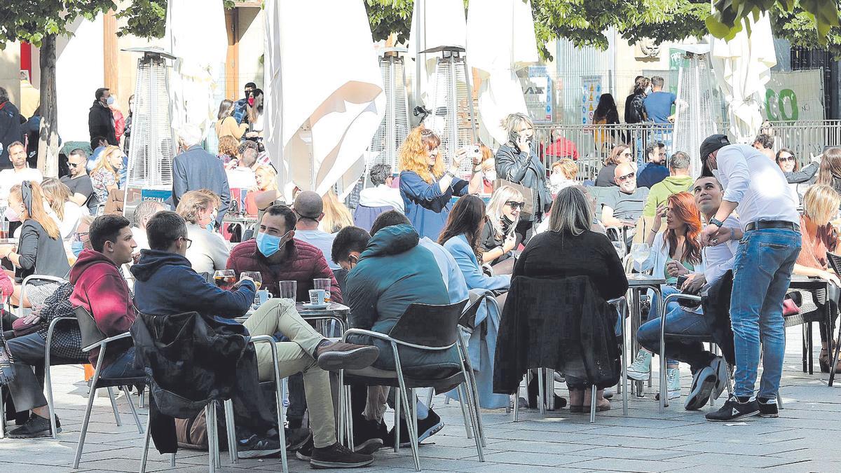 Varias personas toman algo en unas terrazas del centro de Zaragoza.