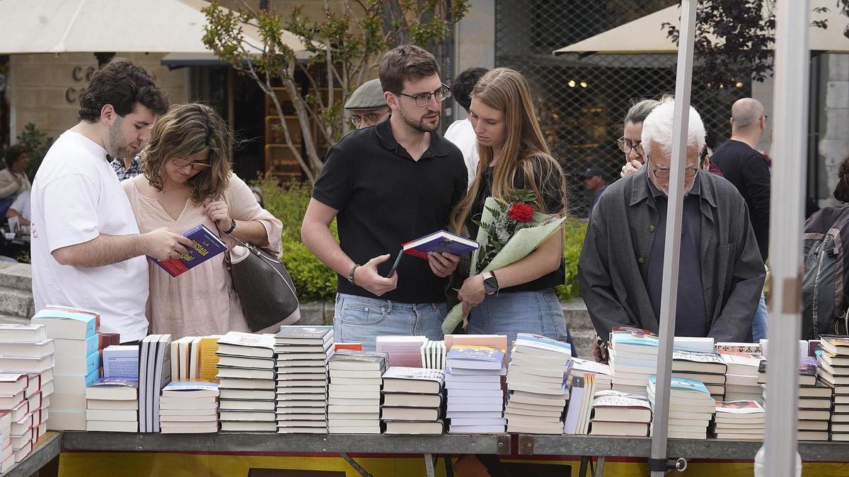 Puesto de libros en la celebración de Sant Jordi en Girona