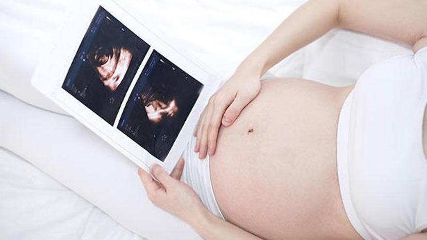SecureFIV une (FIV) y el Test Genético Preimplantacional (PGT) para identificar los embriones sin alteraciones y tener un bebé sano en casa.
