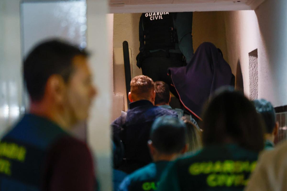 Fotogalería: La Guardia CIvil registra la casa del hombre que ha matado de un tiro en la cabeza a su vecino en Catarroja