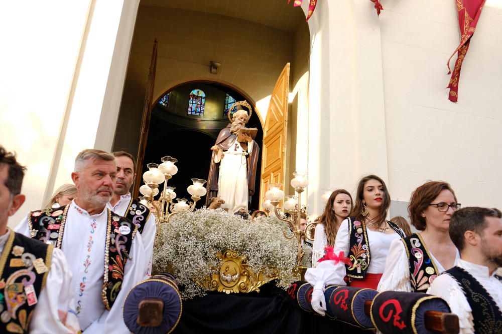 Miles de devotos festeros acompañaron al santo anacoreta en la sobria y tradicional Procesión