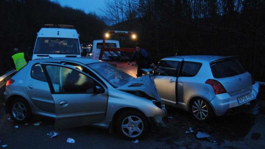 Los dos vehículos tras la colisión en la carretera de Bendición.