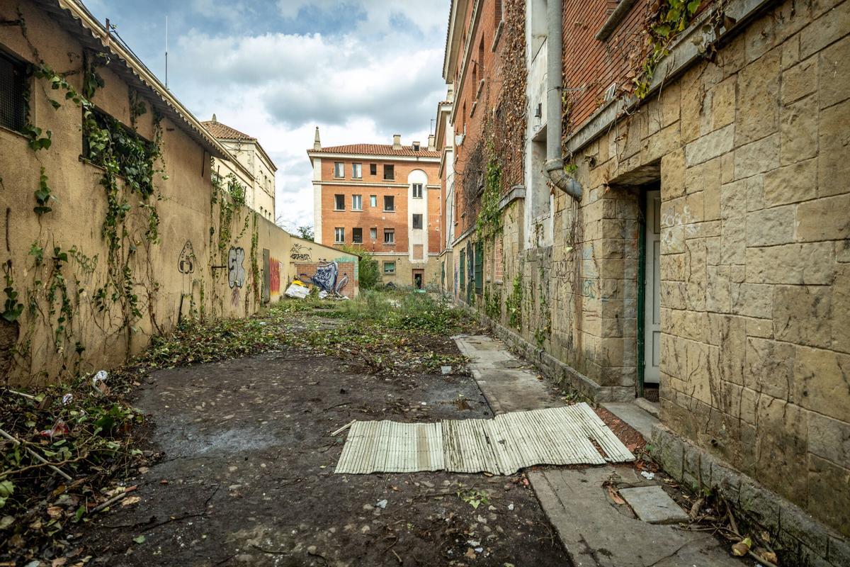 Sabadell 20/10/2025 Barcelona Area Metropolitana Desalojo inminente de los pisos ocupados de la Caserna de la Guardia Civil de Sabadell. Reportaje de las diferentes personas y familias que vivien en ella. AUTOR JORDI OTIX