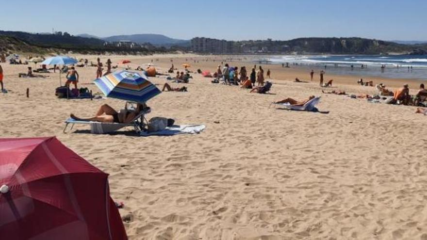 Así estaban hoy las playas en Asturias: el calor llena los arenales
