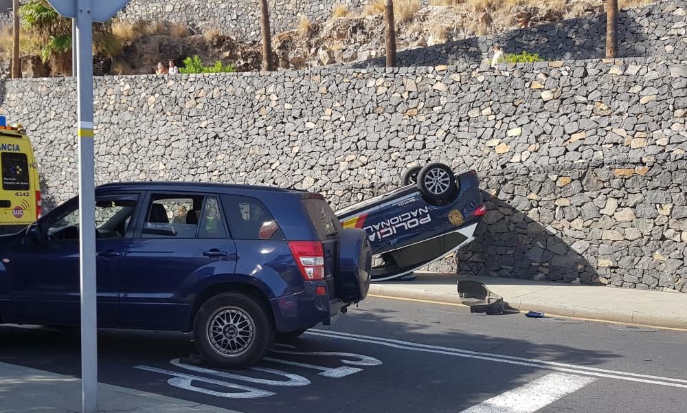 Un coche de la Policía Nacional vuelca en Tenerife