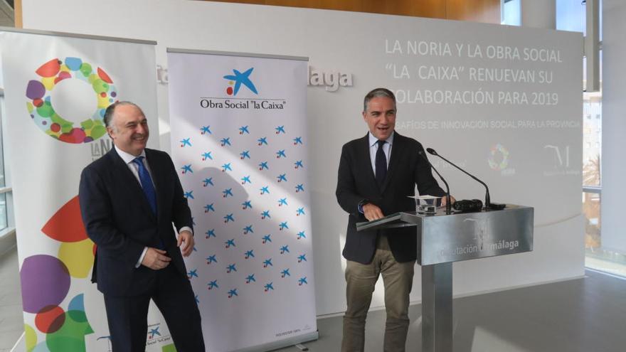 El presidente de la Diputación, Elías Bendodo, y el director territorial de Caixabank en Andalucía Oriental y Murcia, Juan Ignacio Zafra