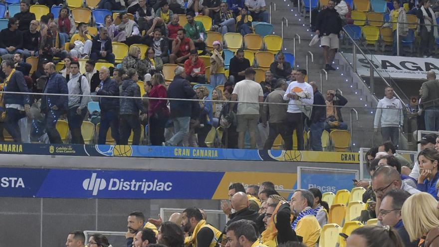 Aficionados del Granca, abandonando el Arena el pasado miércoles antes de acabar el duelo con el Besiktas. |