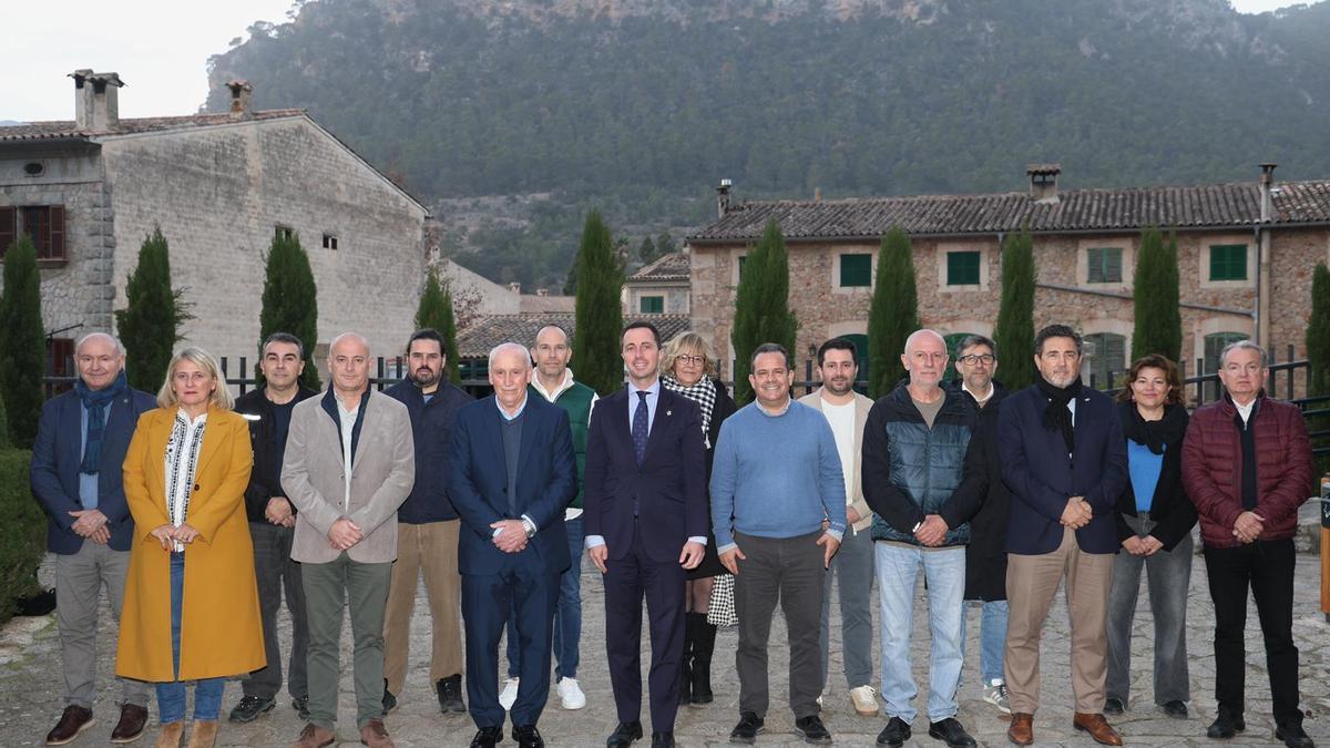 Foto de familia de la reunión con alcaldes y alcaldesas de la Serra.