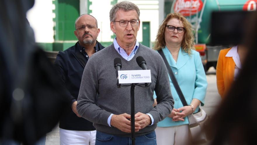 El president del PP, Alberto Núñez Feijóo, davant els mitjans de comunicació en una empresa d'oli a Tortosa