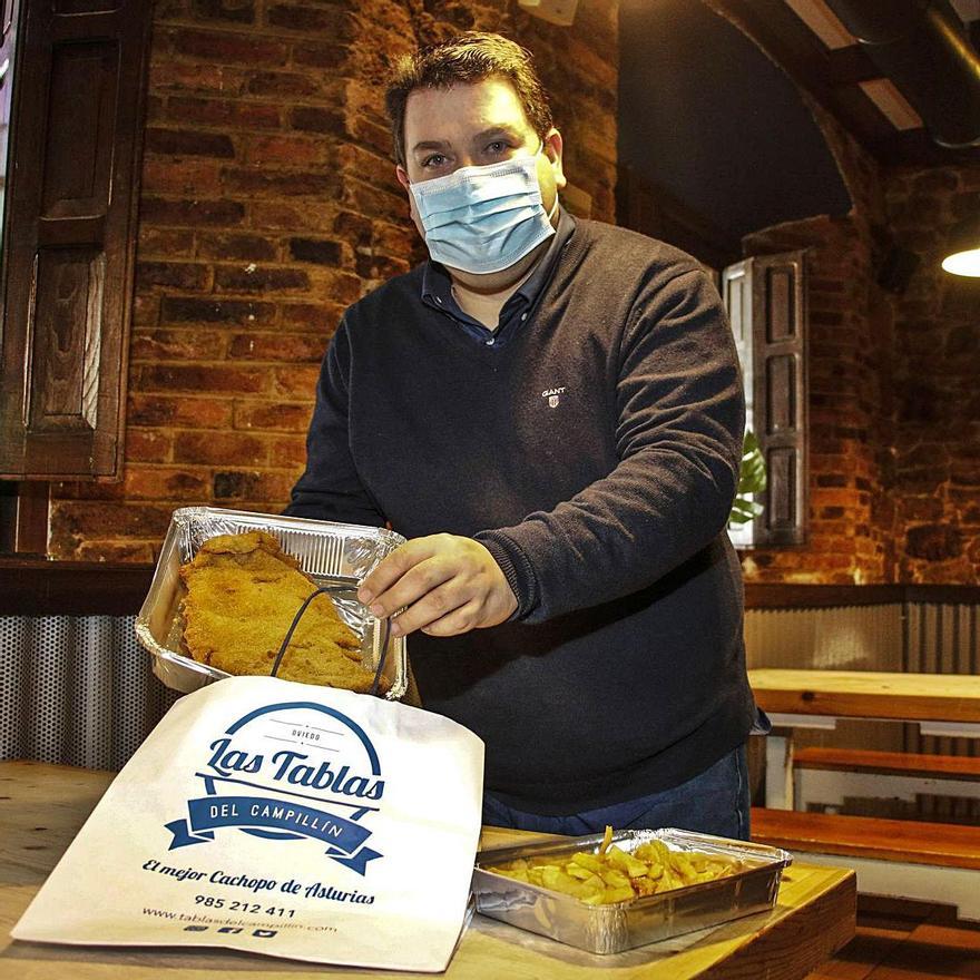 Juanjo Cima prepara un cachopo para llevar en Las Tablas del Campillín. | P. S.