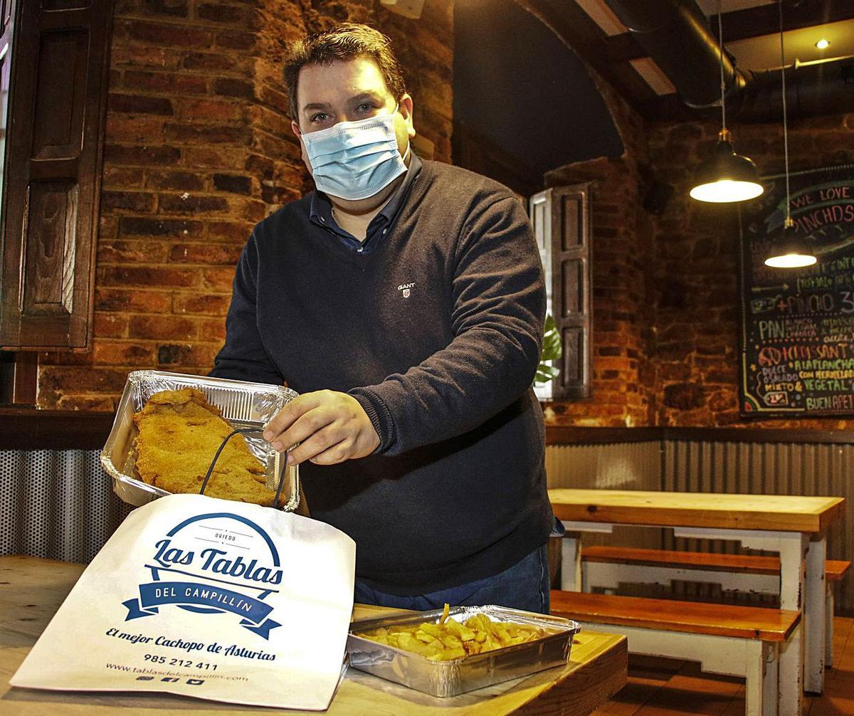 A la izquierda, Justo García prepara un pedido en el Yumay. A la derecha, Diego Javita, con unas botellas de sidra en una mesa de la sidrería El Bosque, que regenta. | Pablo Solares