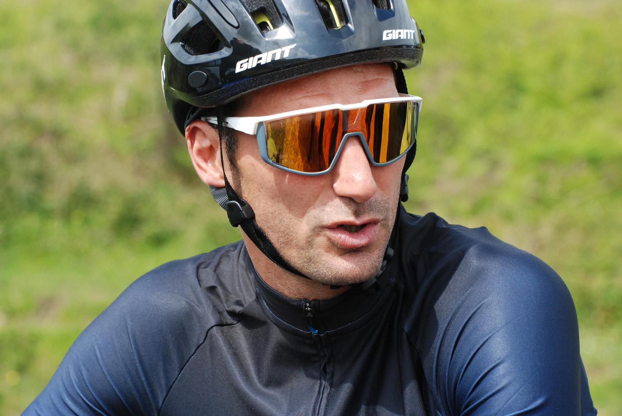 En imágenes: El seleccionador argentino Lionel Scaloni y Pedro Delgado suben al Angliru