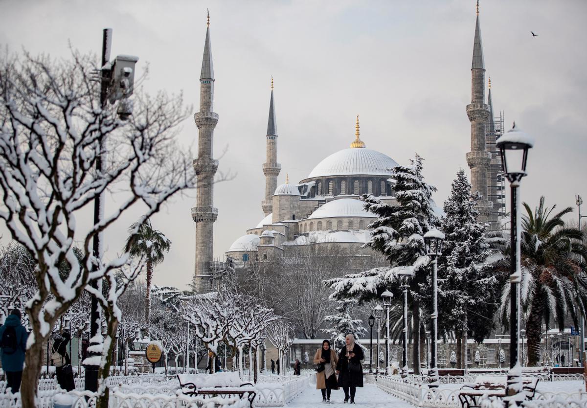 También lo han hecho las rutas de autobuses y ferris. Por la mañana, Estambul, la ciudad más poblada de Europa, se ha levantado silenciosa y casi paralizada. A media mañana el ajetreo ya había vuelto.