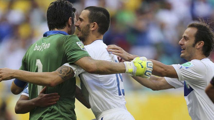 Los italianos felicitan a Buffon