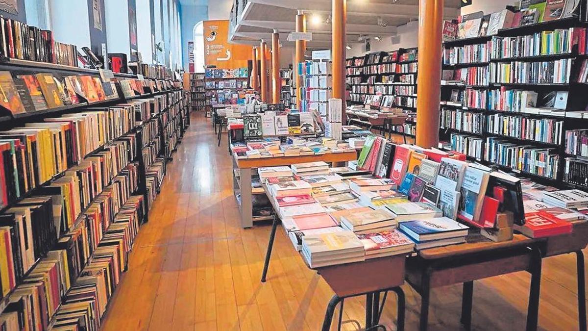 Interior de la librería Katakrak, en Pamplona.