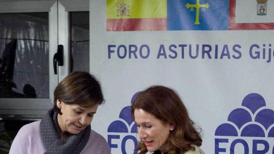 Carmen Moriyón, a la izquierda, entrega la caja con sus 515 avales al comité electoral.