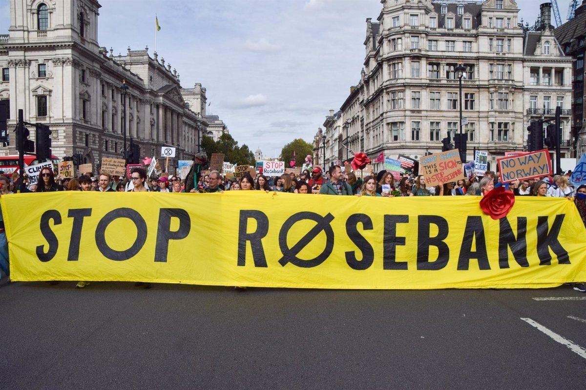 Manifestación contra la explotación del yacimiento de Rosebank