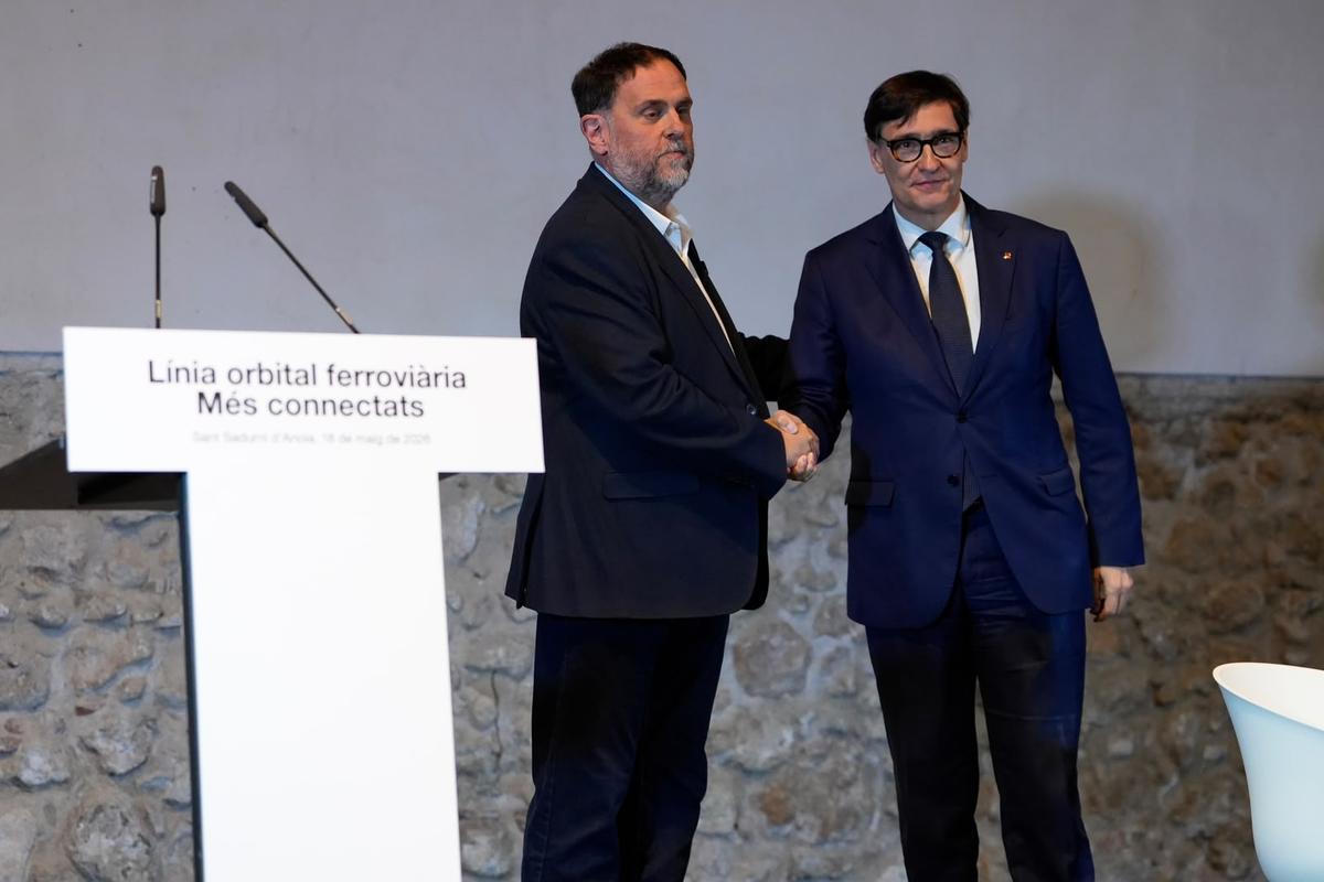 El president Salvador Illa y el presidente de ERC, Oriol Junqueras, se dan la mano para formalizar el acuerdo de la línea orbital ferroviaria que permite el sí a los presupuestos.