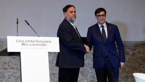 El president Salvador Illa y el presidente de ERC, Oriol Junqueras, se dan la mano para formalizar el acuerdo de la línea orbital ferroviaria que permite el sí a los presupuestos.