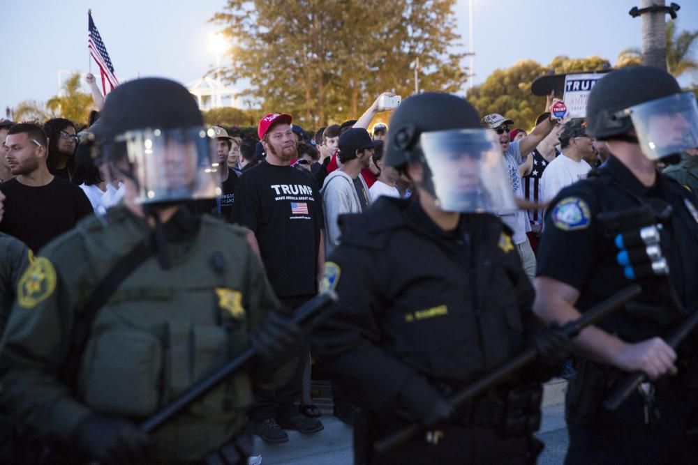 Muestras de apoyo y rechazo a Donald Trump en Costa Mesa, California