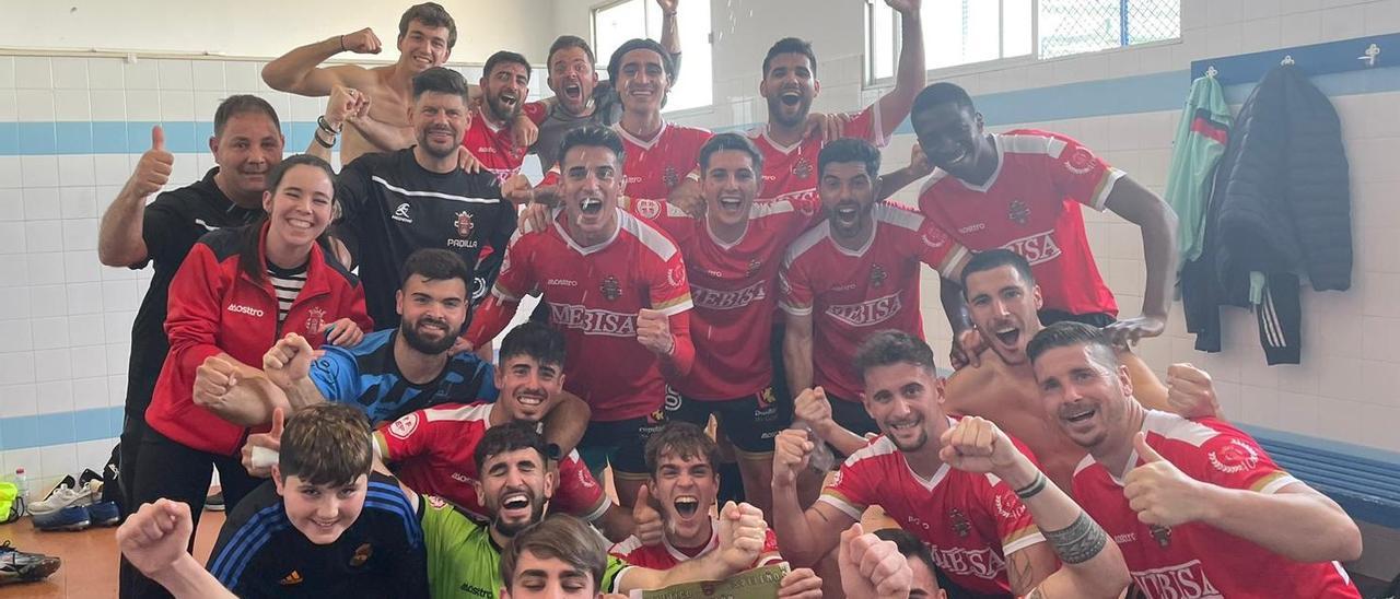 Los futbolistas y cuerpo técnico del Atlético Espeleño celebran el triunfo ante el Bollullos.