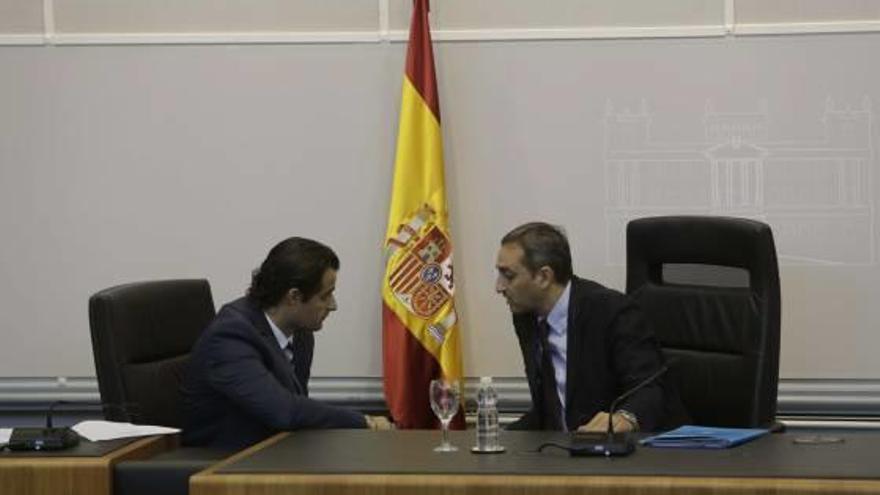 César Sánchez hablando con el diputado Eduardo Dolón, número dos del PP provincial.