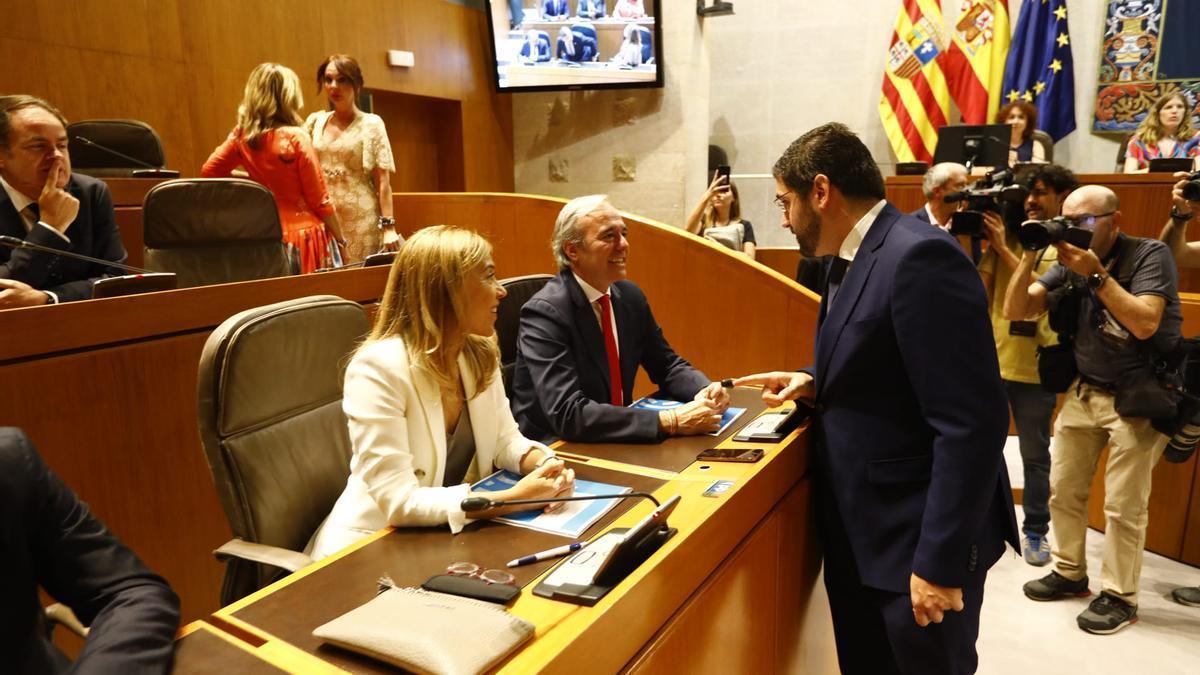 Alejandro Nolasco, líder de Vox en Aragón, saluda al líder del PP, Jorge Azcón, y la portavoz, Ana Alós.