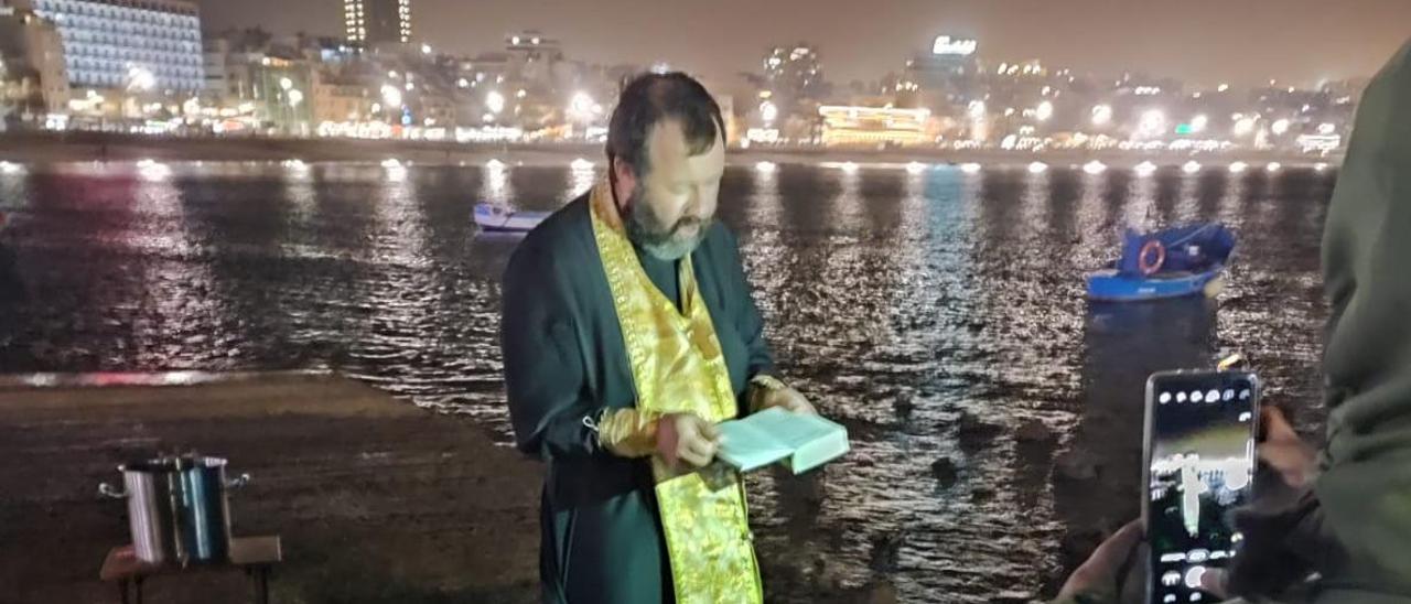 Ceremonia de bendición del agua del mar de la comunidad ortodoxa