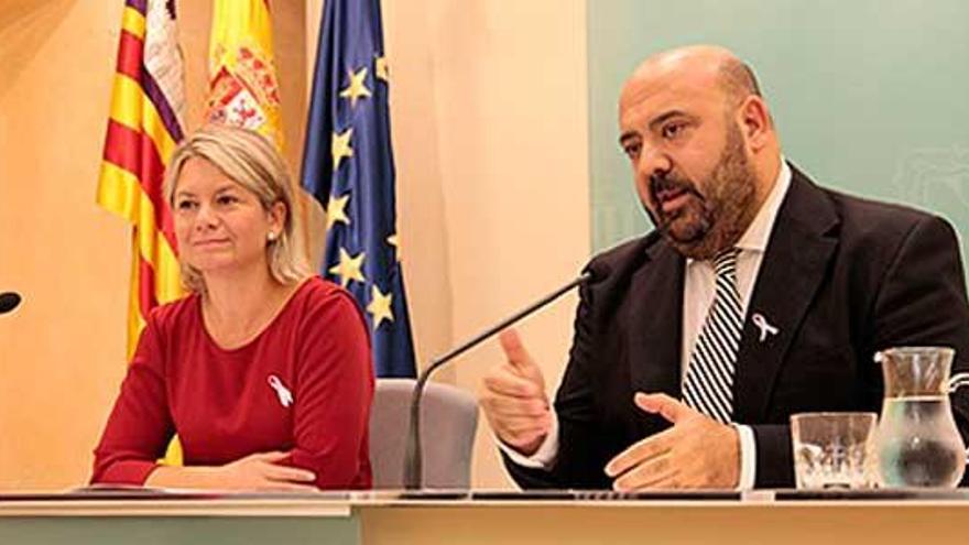 Los consellers Núria Riera y Jaime Martínez.