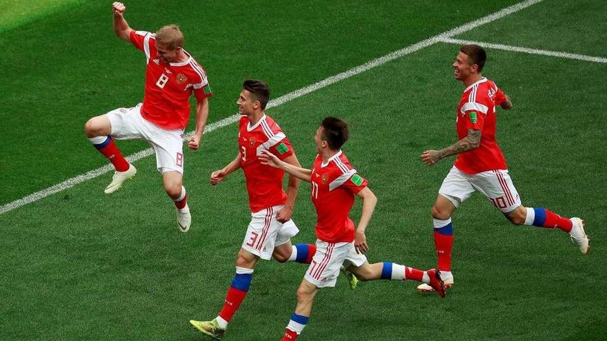 Los jugadores de la selección rusa celebran uno de los cinco goles a Arabia Saudí. // José Méndez