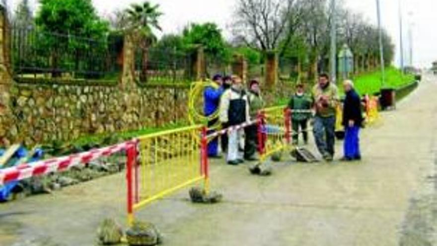 Empieza la obra de una margen de la carretera de La Fuente