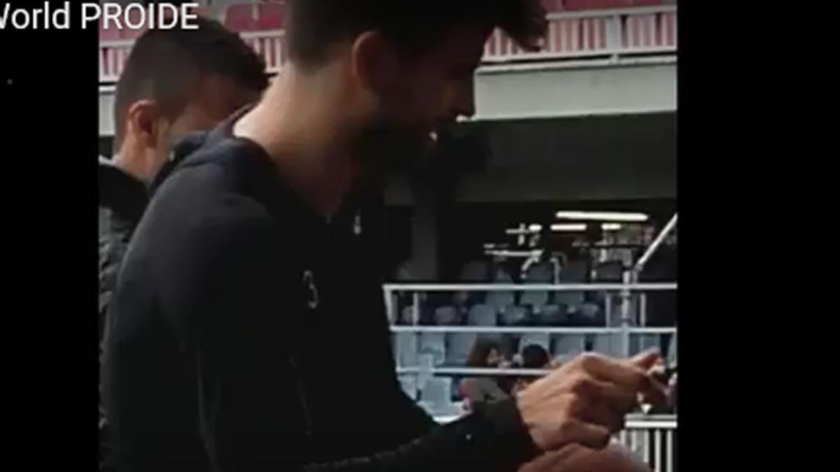 Piqué, firmando el balón