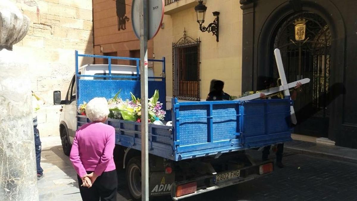 El alcalde de Callosa de Segura ordena retirar una cruz y ramos de flores de la Plaza de España