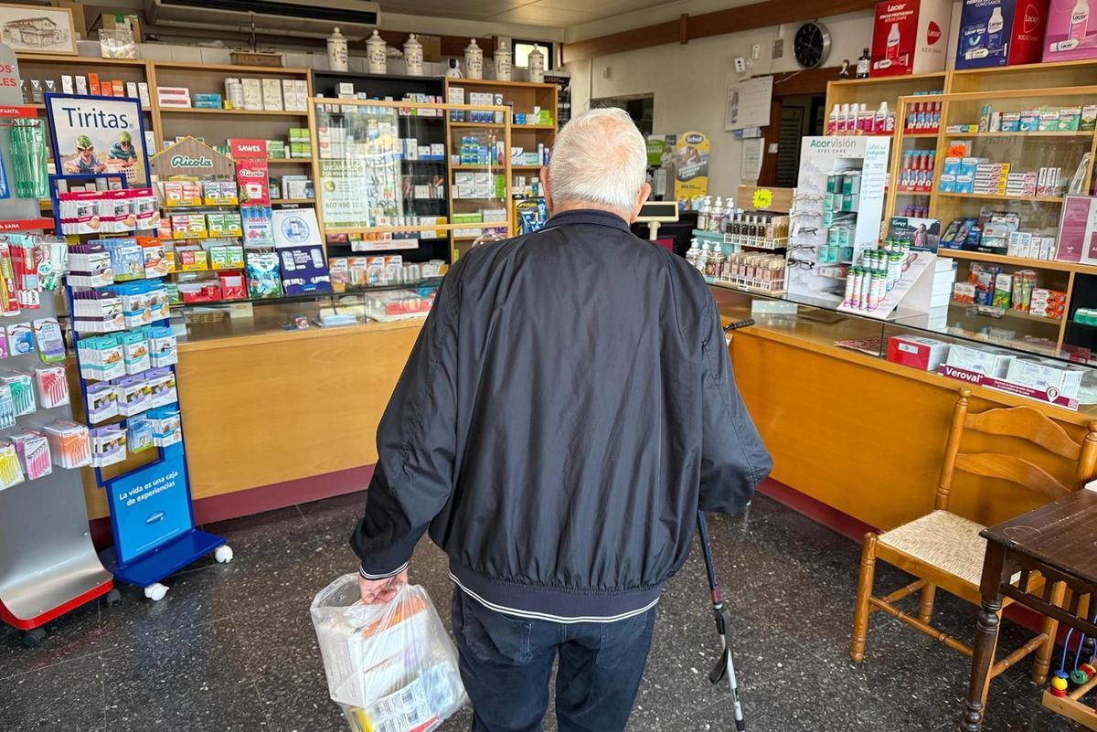 Un client entra a la farmàcia de les Planes d'Hostoles
