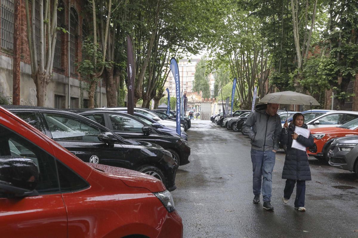 Coches expuestos en la antigua fábrica de armas