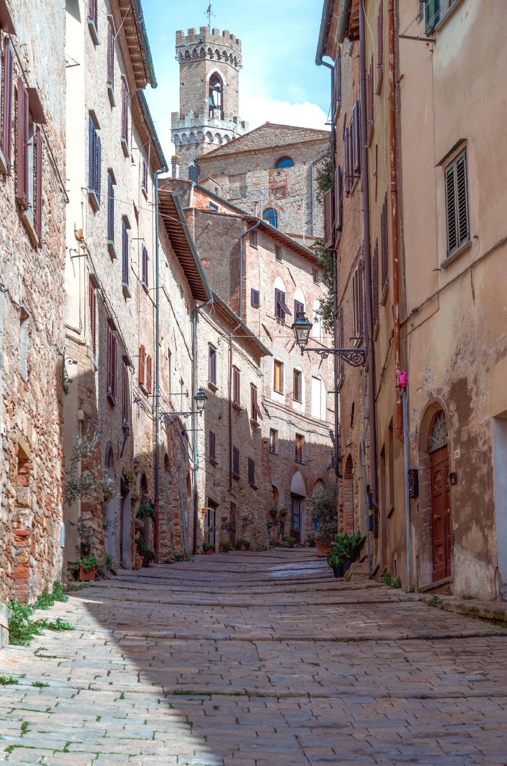 Calle que asciende a la plaza en San Gimigniano