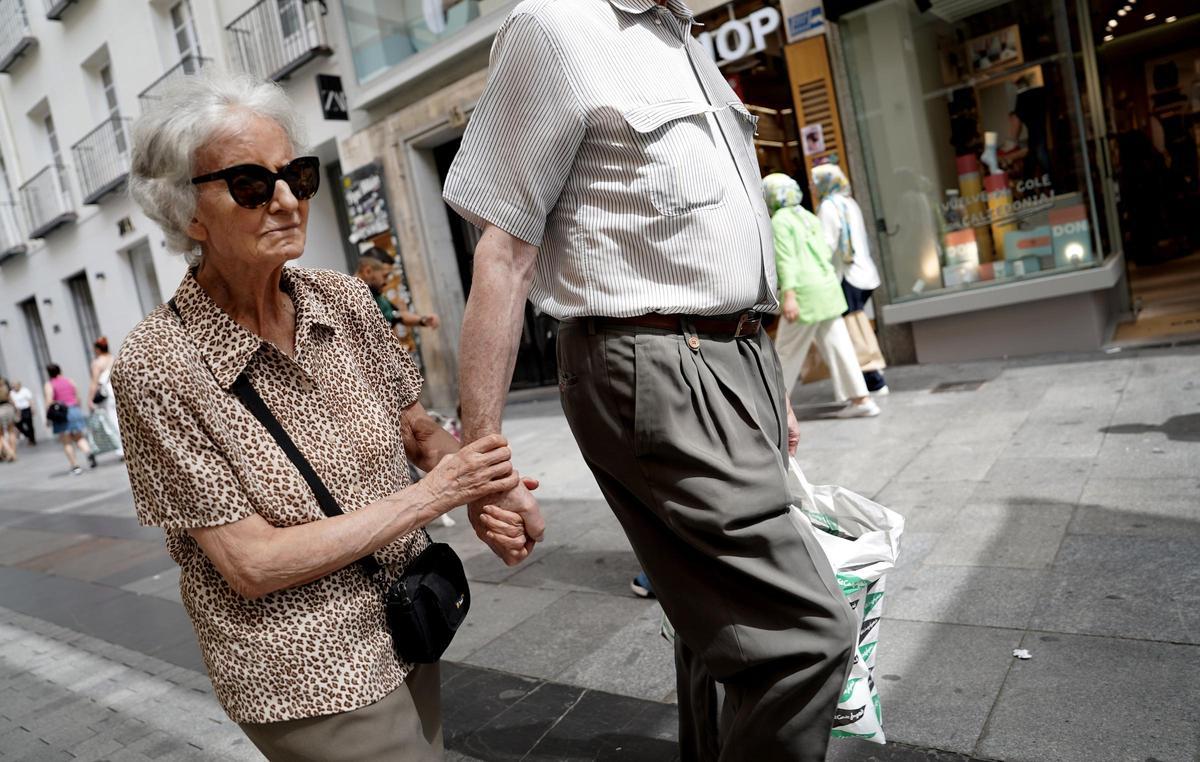 Personas mayores paseando por el centro de la ciudad