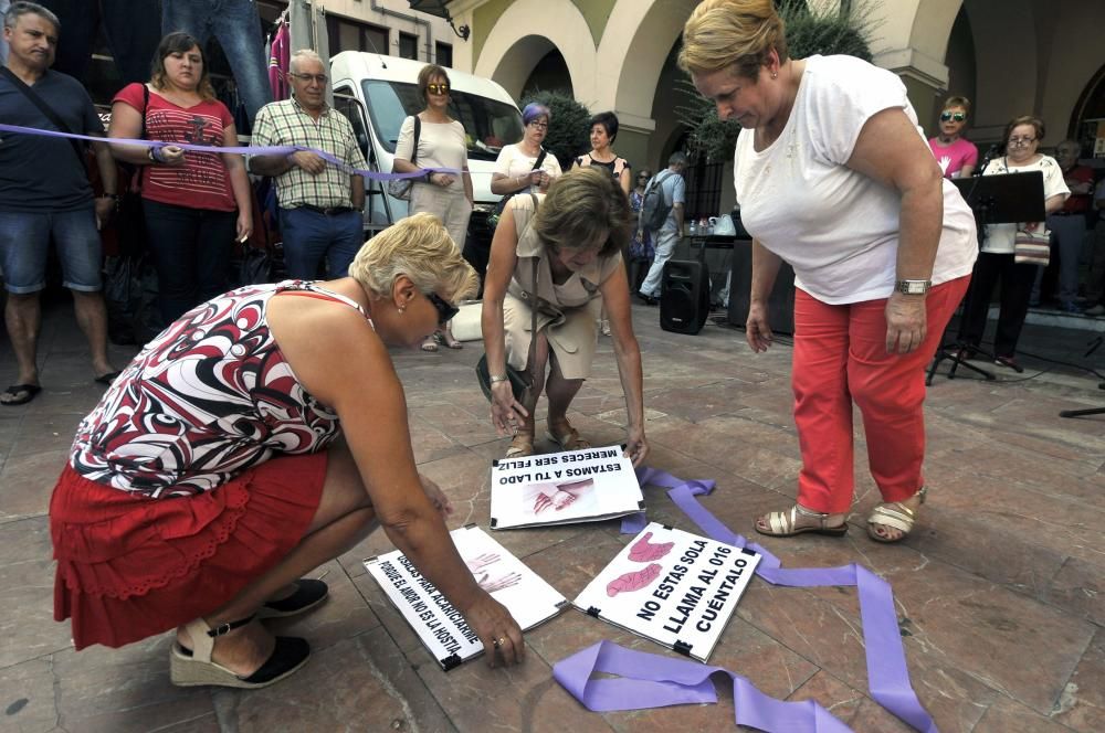 Concentración contra la violencia machista en Sama