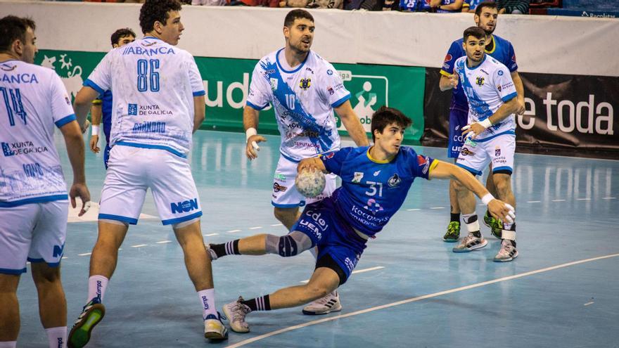 Edu Calle lanza a puerta ante la mirada de la defensa del Frigoríficos del Morrazo en el duelo de esta noche.