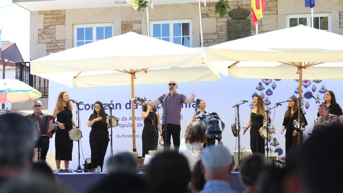 Xabier Díaz e Adufeiras de Salitre, durante su actuación de ayer en Agolada. |   // BERNABÉ/ ANA AGRA