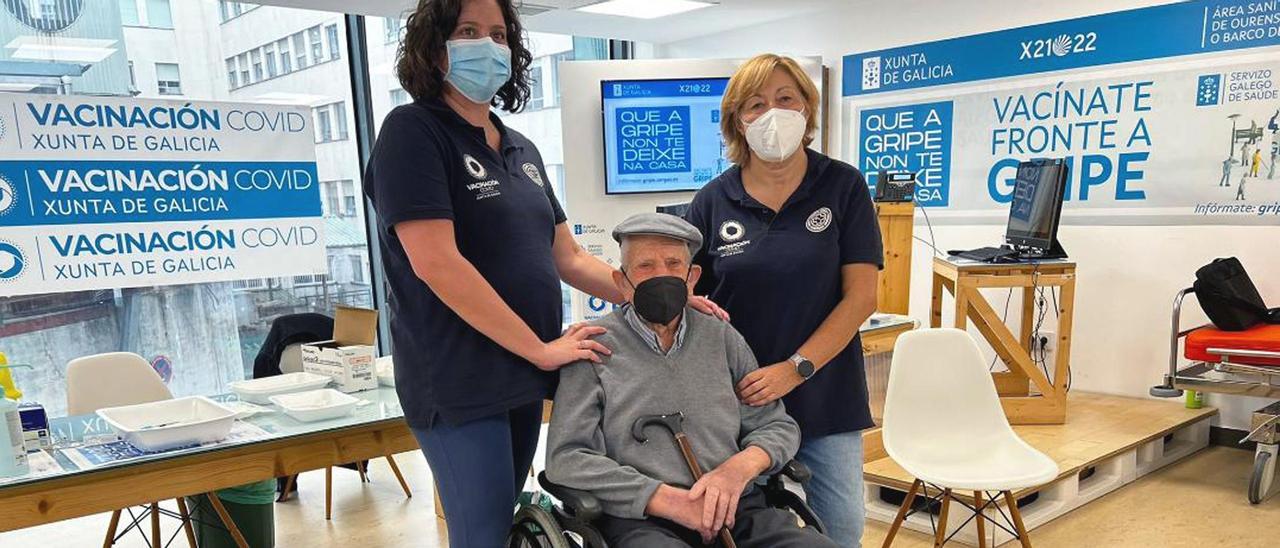 Manuel Cid Domínguez, de 102 años y vecino de Toén, recibió las dos vacunas en el Hospital Universitario de Ourense.