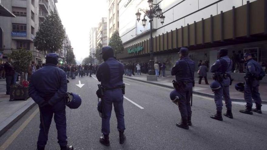 Manifestantes y antidisturbios, ayer, en la calle Uría.