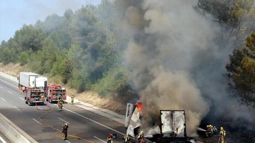 Fallecen tres jóvenes en un accidente en la AP-7 a la altura de Barcelona