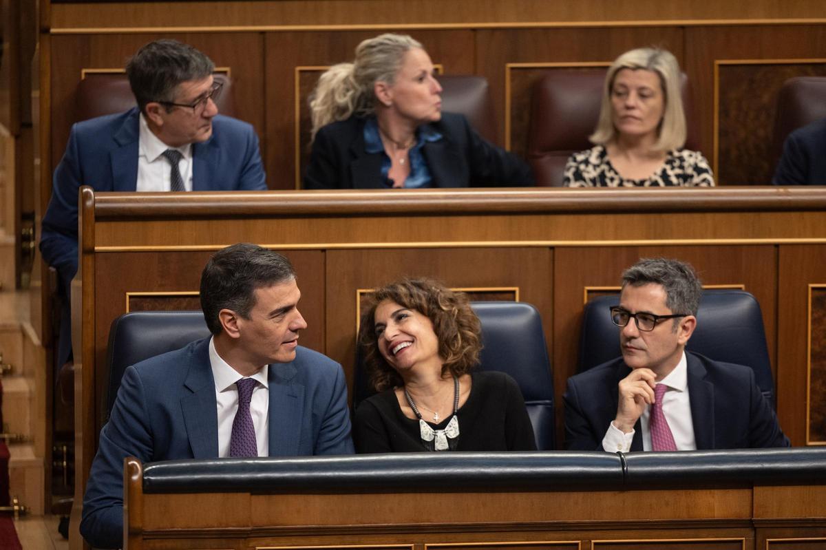 María Jesús Montero con Pedro Sánchez y Félix Bolaños en el Congreso.