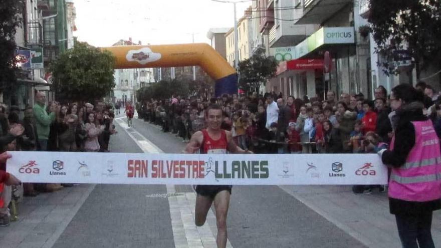 Adolfo Campillo cruza la línea de meta de Llanes.