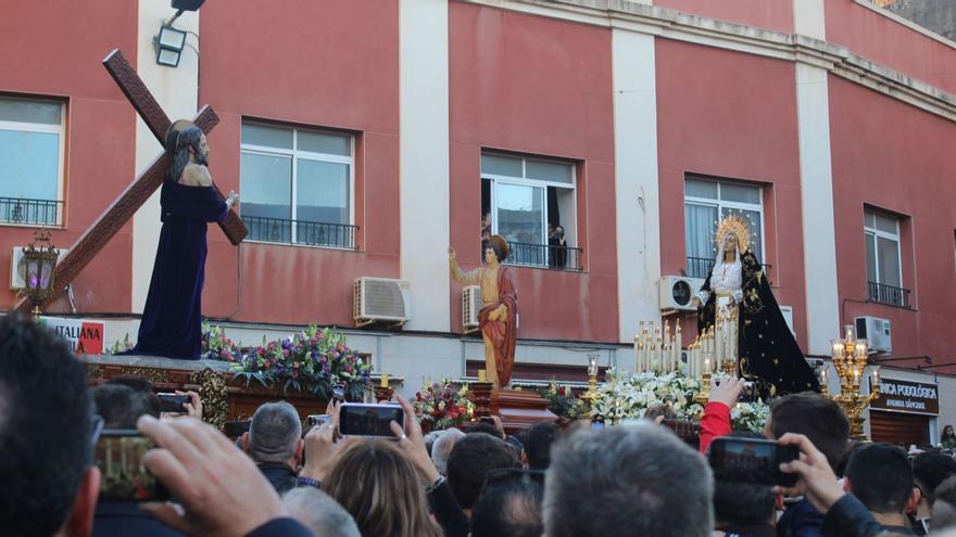 El Abrazo de la Morquera es el momento central del Viernes Santo en Crevillent. Nazareno y Dolorosa, ambos de Benlliure, durante el acto.